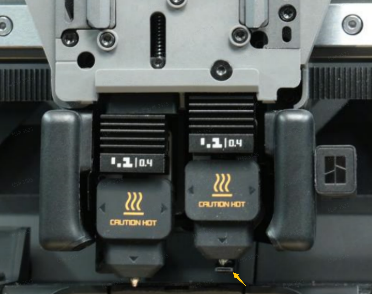 Cuando el hotend izquierdo está en funcionamiento, el flow blocker se ubica debajo del hotend derecho.