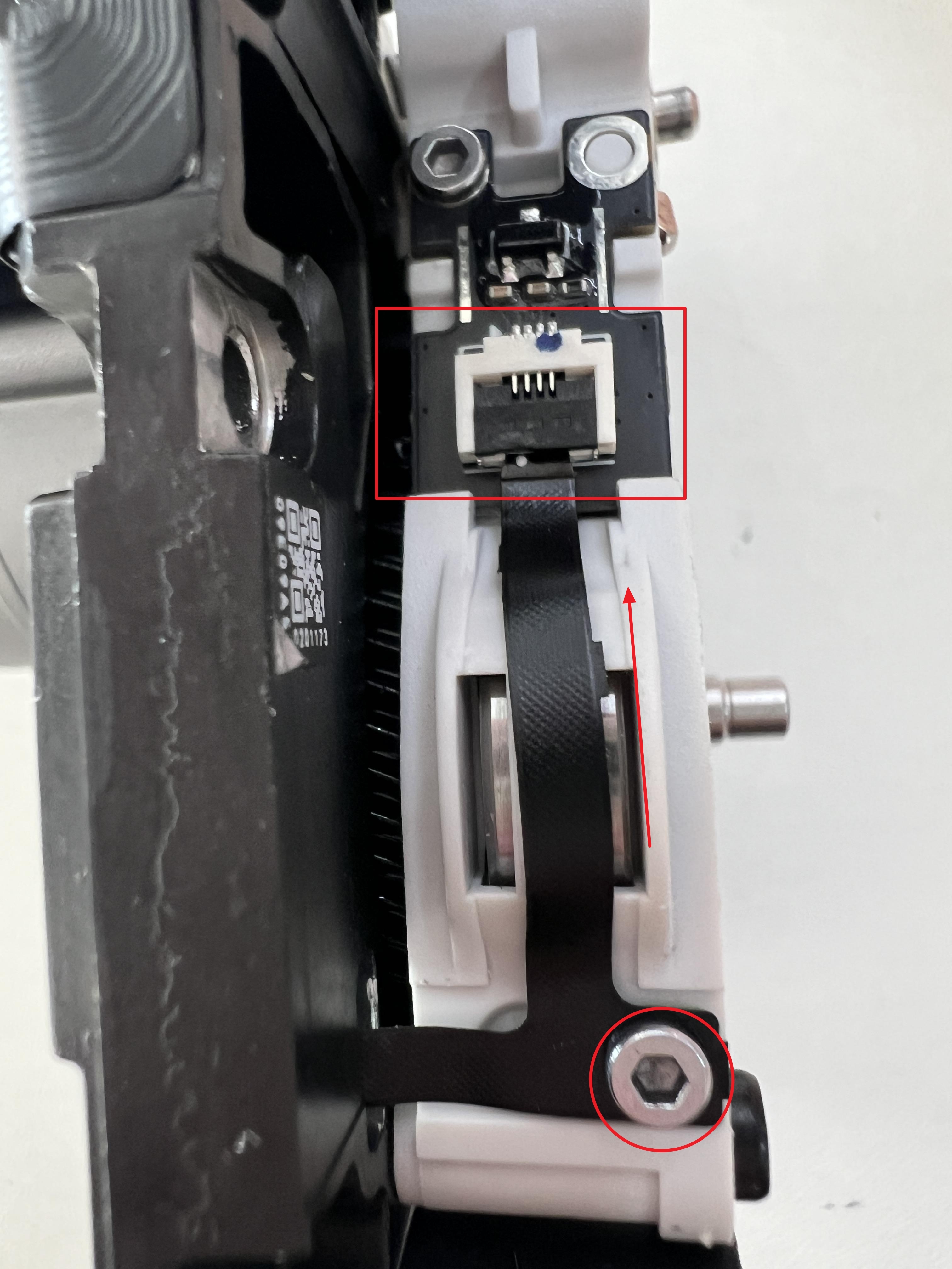Tornillos y conector