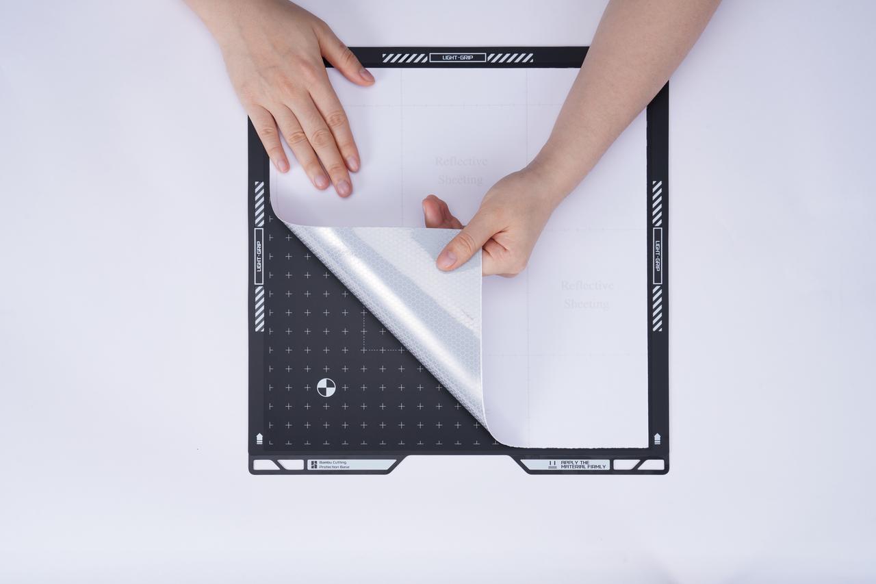 Utilice una alfombrilla de corte LightGrip, con el papel de liberación hacia arriba y el lado reflectante hacia abajo.