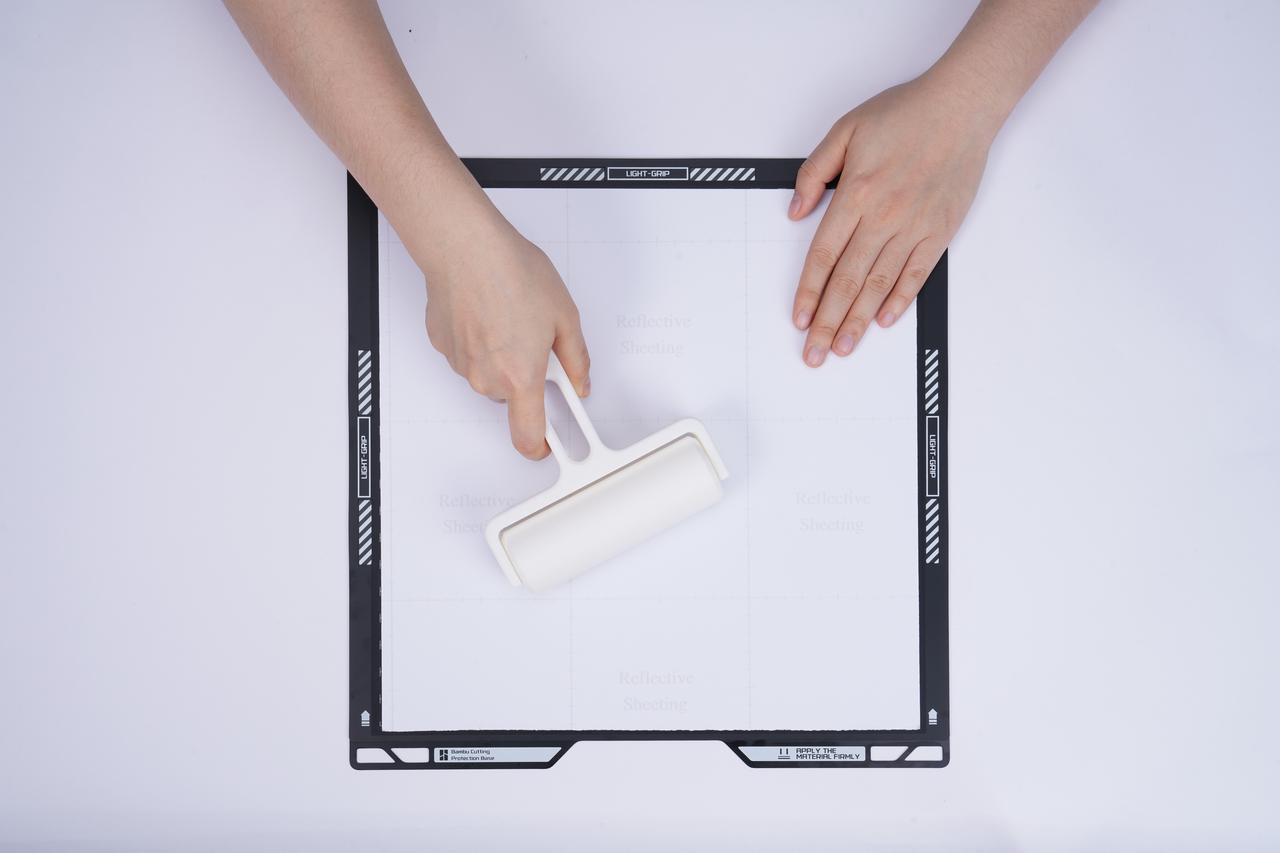 Utilice un rodillo para aplanar y compactar uniformemente el material.