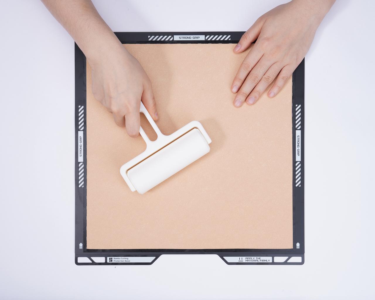 Utilice un rodillo para aplanar y compactar uniformemente el material.