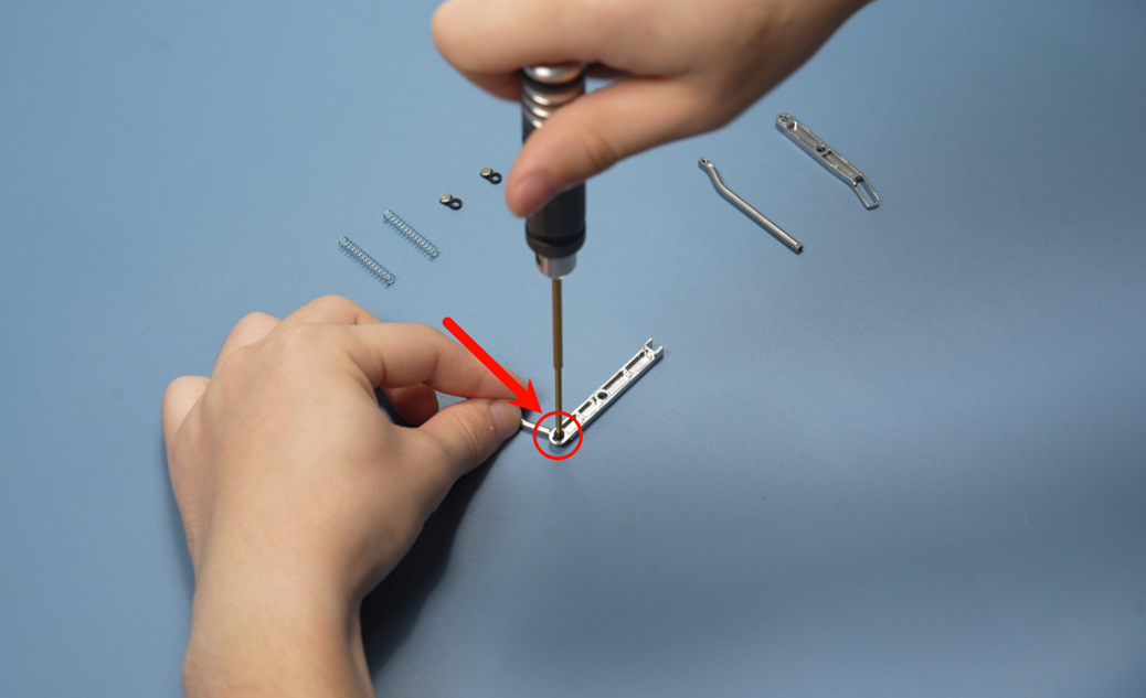 015_fasten_the_left_lever_screw.png