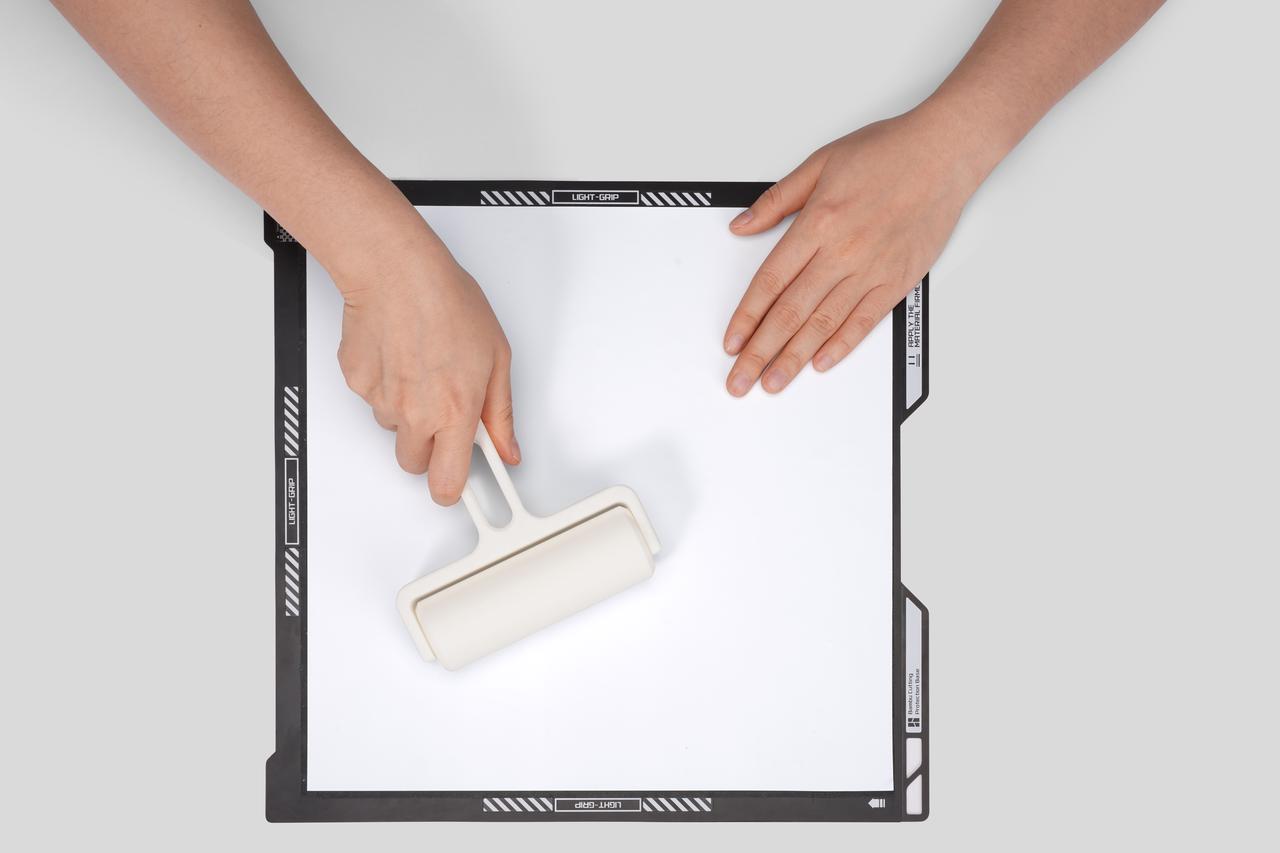 Utilice una herramienta de rodillo para aplanar y compactar uniformemente el material;