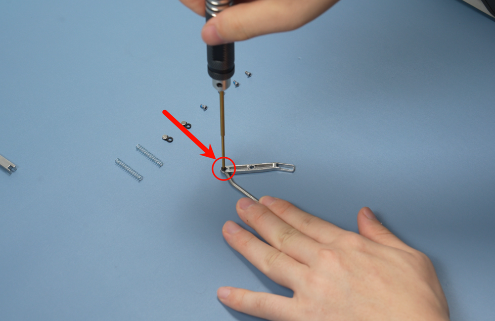 017_fasten_the_right_lever_screw.png