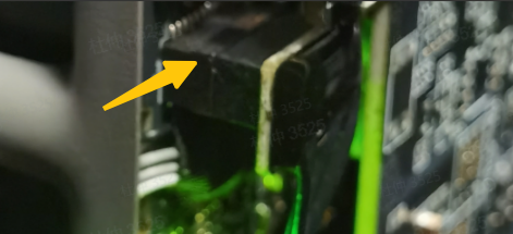 El conector del calentador está alineado con el conector de la placa TH