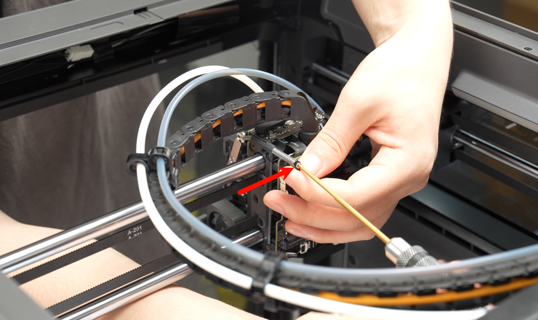032_fasten_the_screw_behind_the_right_lever.png