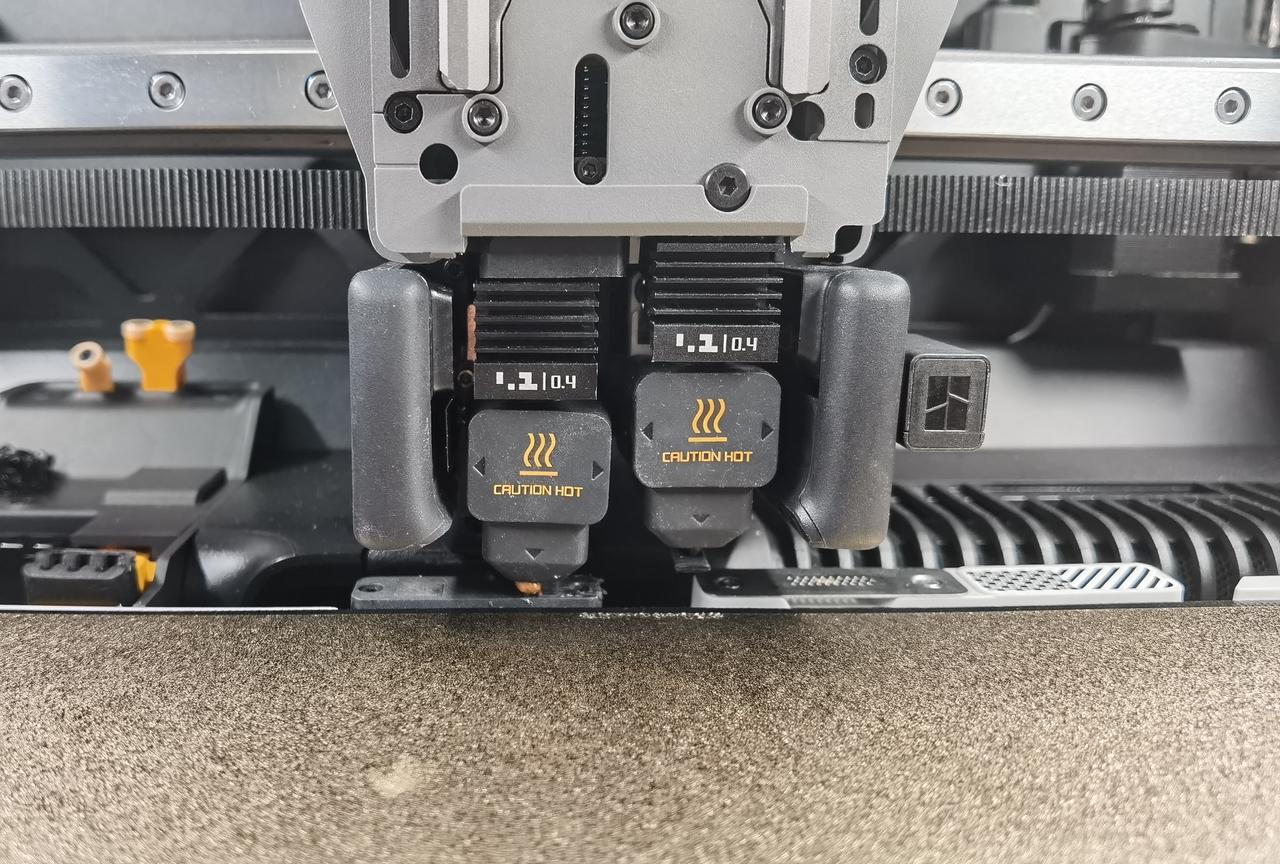  Boquilla del hotend izquierdo contacta con el sensor de calibración de desplazamiento de boquilla