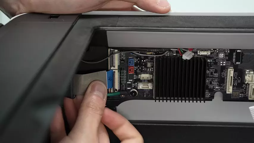 install-left-plug.webp