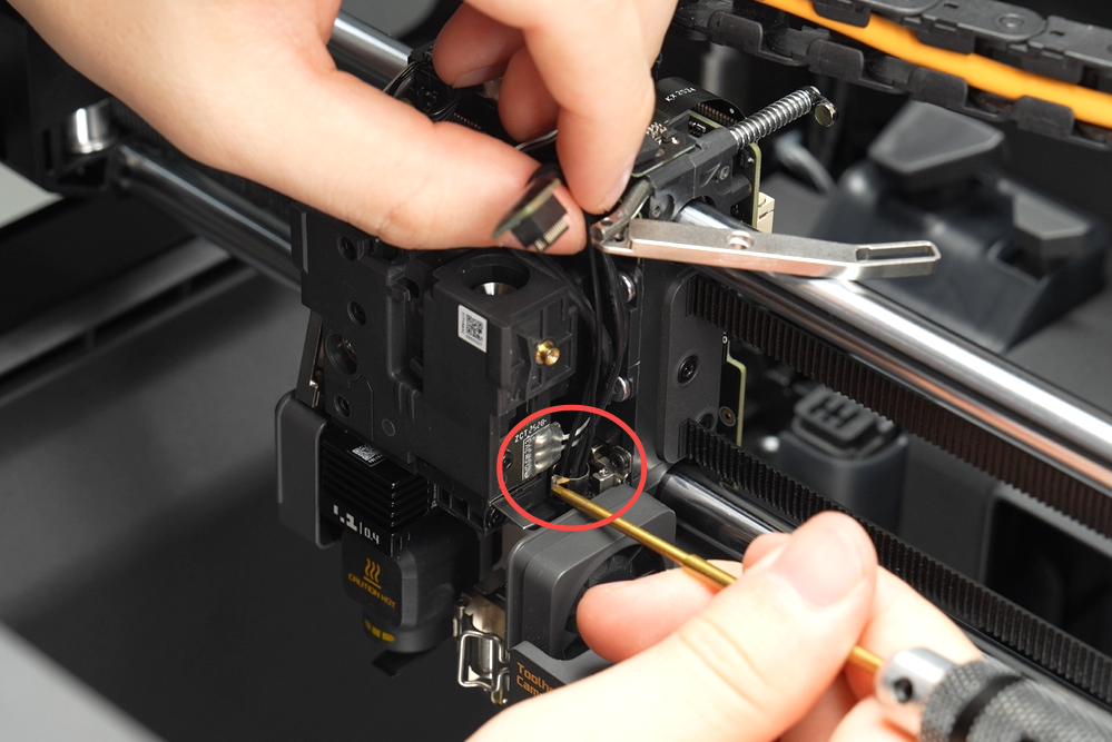 install_right_hotend_cable_buckle_001.png