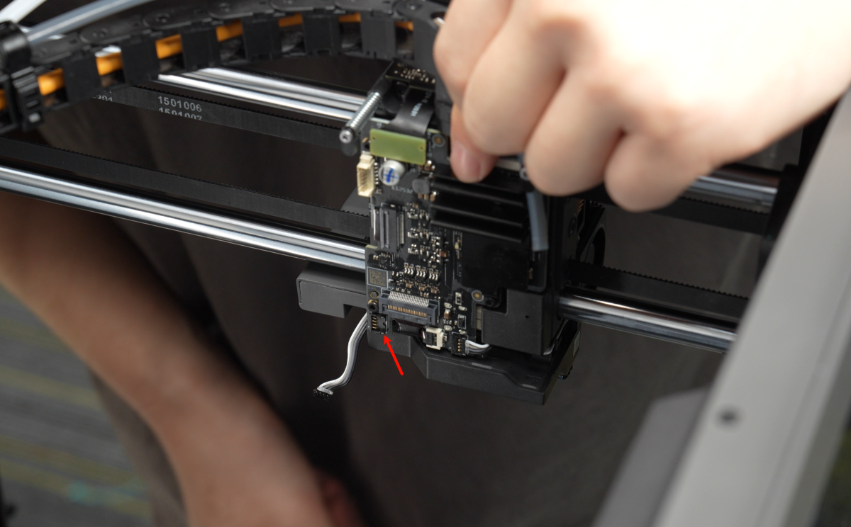 005_right_cable_tray.png