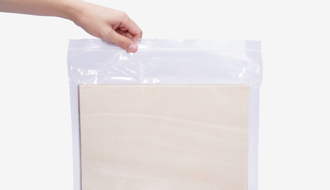 La madera contrachapada puede almacenarse adecuadamente en una bolsa ziplock sellada para garantizar su buen estado