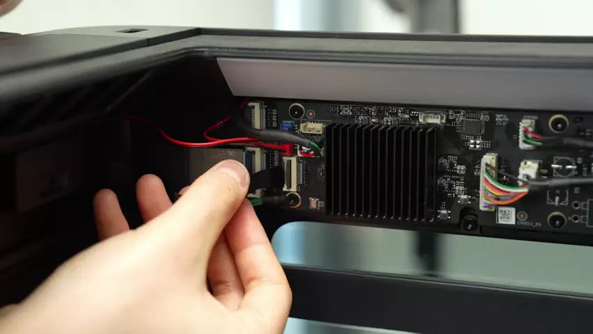 insert_the_cable_back_001.webp
